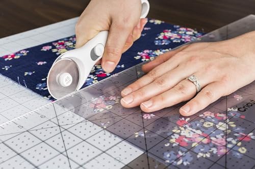 Cricut Rotary Cutter - Rotary Cutter for Fabric, Sewing and Quilting Projects - Compatible For Both Right- and Left-Handed Use - [45mm] - style: 45MM