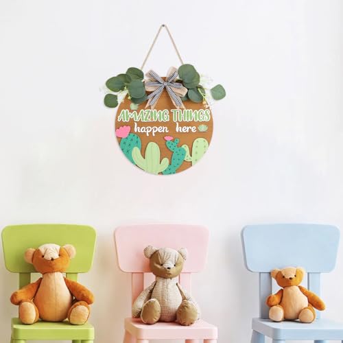 HLNIUC Amazing Things Happen Here Wooden Sign(11”x11”)3D Round Desert Cactus Door Hanger,Inspirational Classroom Teacher Wreath Hanging Plaque,Cute Cactus Front Door Wood Signs for Preschool Daycare - color: Welcome Classroom